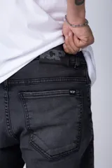 Bermuda de jean azul con corte regular, cinco bolsillos y cierre frontal con botón y cremallera.