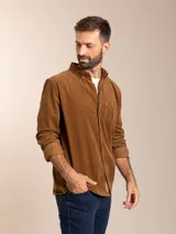 Camisa marrón de pana con cuello abotonado, manga larga con puños abotonados, corte regular fit y bolsillo en el pecho.