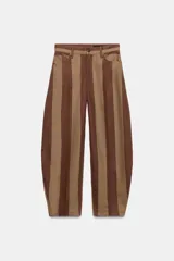 Jeans de tiro alto con diseño tapered y cinco bolsillos, con estampado de rayas verticales a contraste en tonos marrón y tostado. Cierre frontal con cremallera y botón.