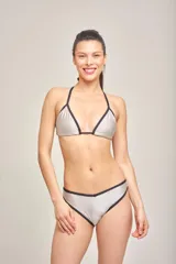 Conjunto de bikini fucsia con corpiño triangular con copas removibles y bombacha clásica.