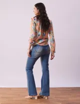 Blusa estampada de Zac & Rachel con cuello a la base, escote en V y botones. Tiene un bolsillo aplicado en la parte delantera, mangas largas regulables con presilla y botón, y terminación anudada opcional.