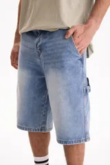 Bermuda de jean de algodón de estilo skater oversize en color negro, con diseño clásico de bolsillos y trabillas para cinto.