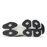 Championes New Balance modelo U9060LBD, color beige con detalles en gris y blanco. Capellada de malla con refuerzos de gamuza, entresuela de doble densidad con amortiguación ABZORB y SBS, logo de TPU en la lengüeta y suela con estampado de diamantes.