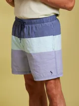 Short de baño azul con franjas horizontales en verde agua y blanco.