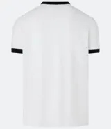 Remera de corte clásico color blanco con cuello redondo y mangas cortas con ribete azul marino.