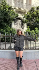 Campera de ecocuero con efecto lavado, cuello camisero, cierre frontal y dos bolsillos delanteros.