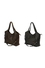 Cartera tipo tote de cuero sintético color negro, con cierre superior, doble asa de hombro y detalle de correas laterales ajustables con hebillas metálicas.