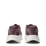 Championes New Balance Kaiha de mujer, color rosado con entresuela blanca y rosada clara, y suela marrón. Presenta el logotipo "N" característico en los laterales.