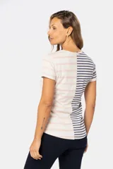 Remera de manga corta con cuello redondo y diseño a rayas horizontales en color beige y rosa.