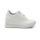 Championes deportivos Via Marte modelo Layla de color blanco, con plataforma alta y cuña oculta, cordones al tono y costuras decorativas laterales.