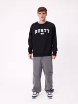 Sweater negro de cuello redondo y manga larga, con el logo "RUSTY" estampado en blanco en el pecho.