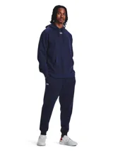 Joggers de corte ajustado en las piernas con puños acanalados, confeccionados en tejido polar de mezcla de algodón con interior cepillado. Presenta cintura elástica con cordón exterior, bolsillos laterales abiertos y logo de la marca estampado en el muslo derecho.
