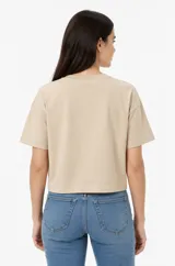 Remera de manga corta de algodón, de corte ancho y cuello a la base en color blanco.