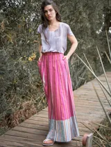 Falda larga de lino con estampado a rayas verticales en tonos rosados, fucsias y marrones.