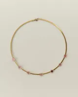 Gargantilla de cadena tipo omega en color dorado con pequeñas estrellas de acrílico rosado distribuidas a lo largo de la pieza.