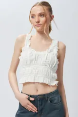 Top blanco sin mangas, elastizado y texturizado.