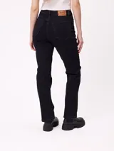 Jean de corte recto con costuras verticales decorativas en el frente, tiro medio y cierre frontal con botón metálico.