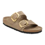 Sandalias Birkenstock modelo Arizona Big Buckle, color marrón tabaco, con dos correas ajustables de cuero y hebillas grandes doradas. Presentan plantilla anatómica de corcho y suela de goma negra.
