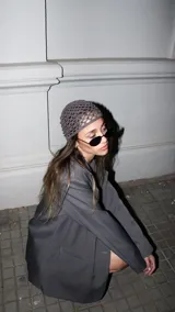 Gorro tipo cofia de red color gris, con pequeñas perlas sintéticas incrustadas.