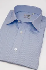 Camisa de vestir Annoni de corte clásico, con diseño de rayas finas celestes y blancas, cuello italiano y cierre frontal con botones blancos.