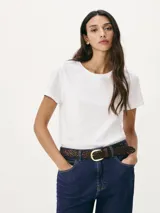 Camiseta blanca de manga corta y cuello redondo, corte ajustado.