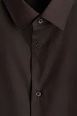 Camisa de vestir color marrón oscuro, de corte slim fit, con cuello inglés, tapeta clásica de botones y mangas largas con puños ajustables.