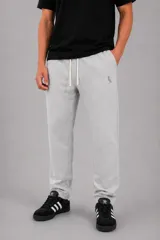 Pantalón jogger gris melange de algodón con felpa, cintura elástica con cordón de ajuste blanco y bolsillos laterales.