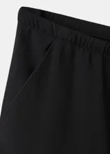 Pantalón de corte recto y largo, color negro, con cintura ajustable con cordón y bolsillos laterales.