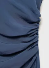 Vestido midi de color azul, con cuello drapeado, diseño sin mangas y detalle de drapeado en la cintura. Presenta un corte recto y cierre de cremallera lateral.