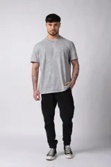 Remera de algodón con efecto gastado y acabado vintage, de corte semi oversize y cuello redondo.