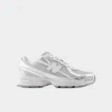 Championes New Balance modelo 740, color gris claro con detalles plateados metalizados. Presentan una silueta de running retro con malla transpirable y superposiciones sintéticas. La suela es robusta con tecnología ABZORB visible en el talón.