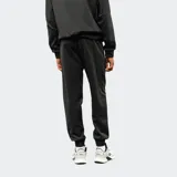 Pantalón de jogging Umbro color negro, con bolsillos laterales con cierre, cintura elástica con cordón ajustable y puños en los tobillos.