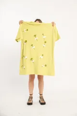 Remerón verde con cuello redondo y mangas cortas, con tajos a los costados.