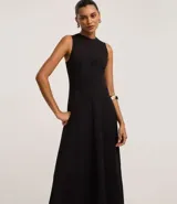 Vestido midi evasé de la marca Cortelle, confeccionado en bengalina de algodón con elastano. Presenta cuello redondo, diseño sin mangas con breteles anchos y cierre trasero mediante cremallera.