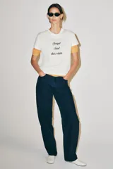 Camiseta blanca de manga corta y cuello redondo, con estampado frontal de texto en color negro que dice "i forgot i had this t-shirt".
