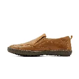 Zapato casual de cuero color tostado, modelo slip-on con costuras visibles y suela de goma marrón.