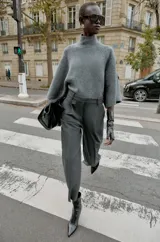 Jersey de punto liso en color azul vibrante, con cuello subido y mangas anchas de diseño acampanado. Presenta acabados en rib en el cuello y los puños.