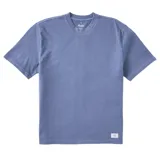 Remera azul de corte cuadrado, con cuello redondo y mangas cortas.