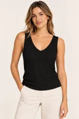 Musculosa de algodón color negro, con escote en V y diseño sin mangas.