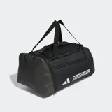 Bolso deportivo tipo duffel Adidas Essentials, color negro, con tres franjas blancas y logo de la marca en el lateral. Presenta compartimento principal amplio, bolsillos frontales y laterales con cierre, y correa de hombro ajustable.