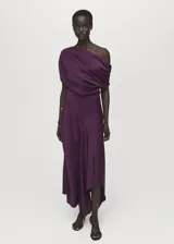 Vestido midi de satén en color violeta, con diseño asimétrico de un solo hombro y cuello drapeado. Presenta un corte fluido con bajo asimétrico y cierre lateral.