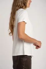 Remera negra de viscosa con elastano, corte ajustado y mangas cortas.