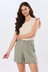 Short de viscolino color beige, con media cintura elastizada, bolsillos amplios y detalle de volado en los laterales.