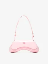 Bolso de hombro Diesel con diseño curvo y acabado brillante, color rosado. Presenta una correa ajustable y el logo ovalado de la marca en el centro.