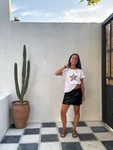 Remera rosa de algodón de manga corta con aplique de estrella con estampado animal print.