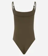 Body femenino ajustado, sin mangas, color verde oliva, con escote cuadrado y breteles finos dobles adornados con piezas decorativas. El tejido es texturizado.