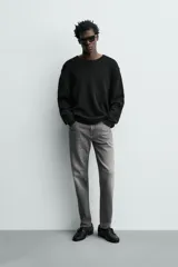 Pantalón de jean corte slim fit, color gris con efecto lavado. Presenta diseño de cinco bolsillos, cierre frontal con cremallera y botón, y tejido elástico.