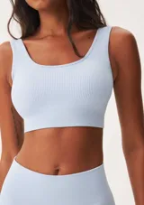Top deportivo de tejido acanalado sin costuras, con escote redondo y diseño ajustado al cuerpo.