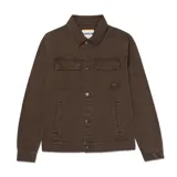 Chaqueta de denim color marrón, con cuello camisero, cierre frontal con botones metálicos grabados, dos bolsillos superiores con solapa y dos bolsillos laterales inferiores. Incluye etiqueta con logo de la marca en el pecho.