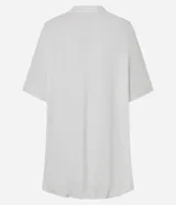 Vestido estilo camiseta de algodón, con cuello redondo, mangas cortas y diseño oversized con efecto balonê en el ruedo.